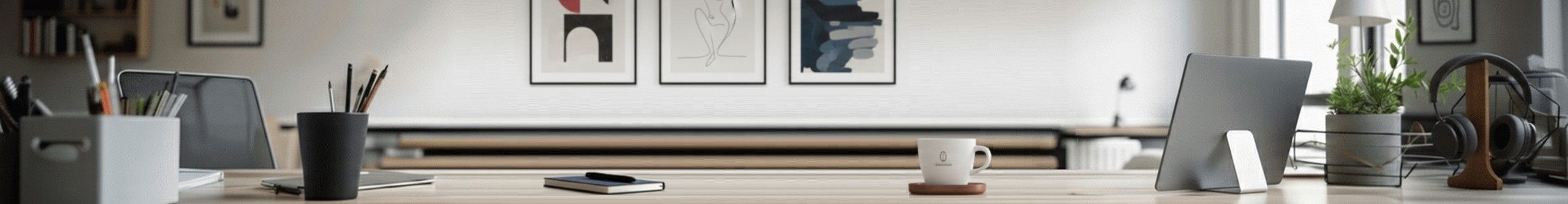 Scrivania ufficio con quaderni, un pc e altri strumenti per il lavoro quotidiano.