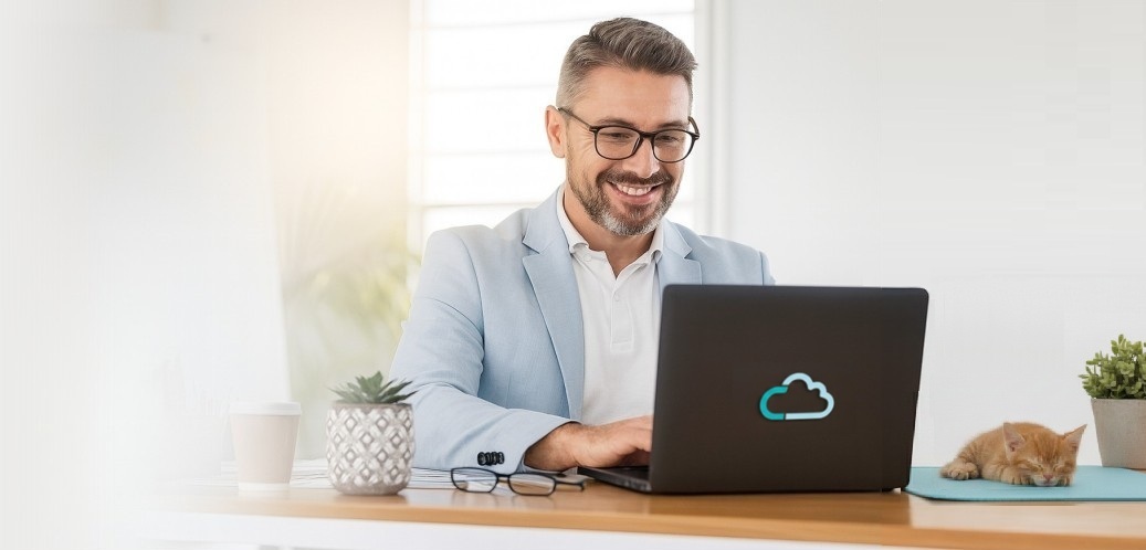 Ufficio con utente seduto alla scrivania davanti ad un PC, nell'atto di utilizzare Phrometeo.